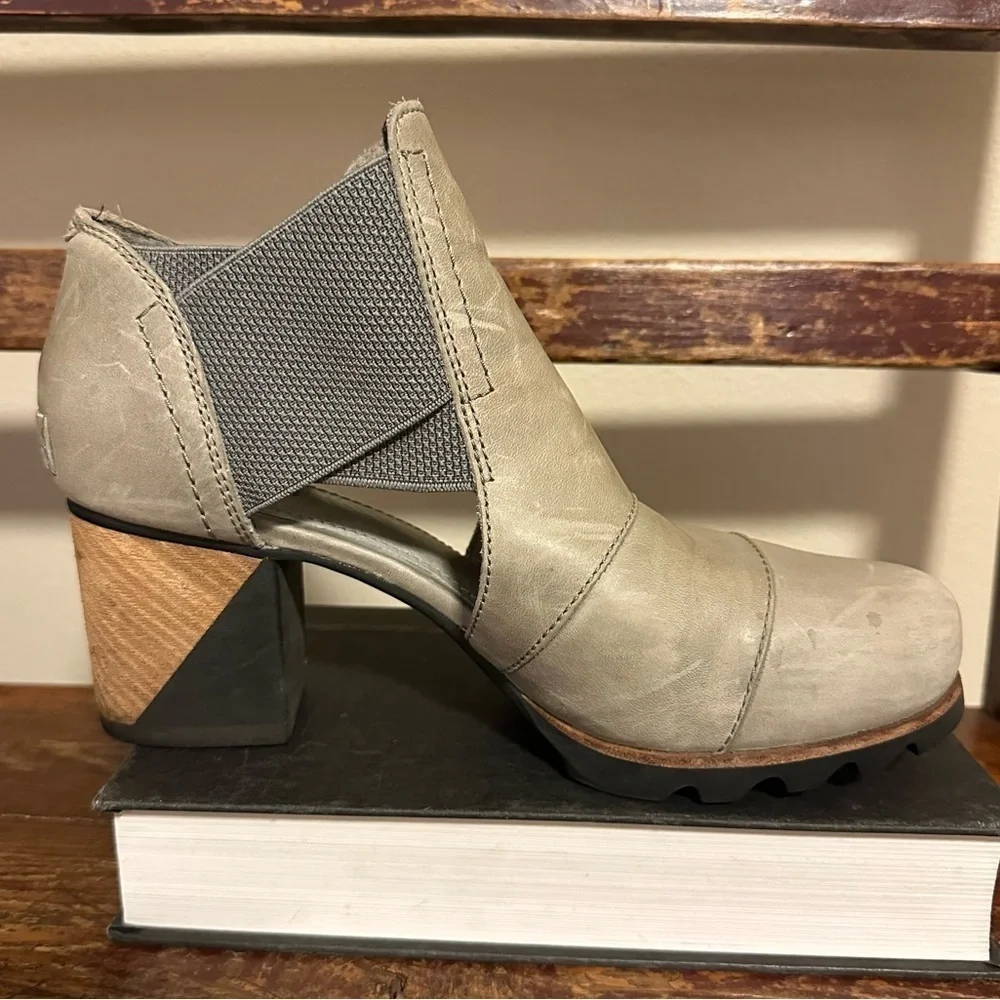 Sorel Addington Ankle Boots Quarry Light Gray Cut Out Heeled Booties Sandals